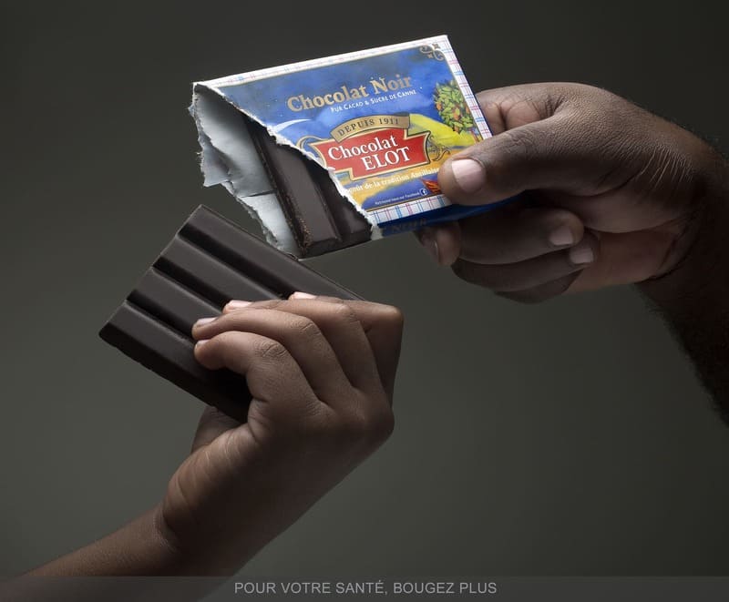 ablette de chocolat Elot partagée entre un adulte et un enfant