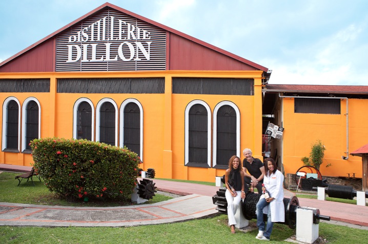 Vue extérieure d'un bâtiment de la distillerie Dillon