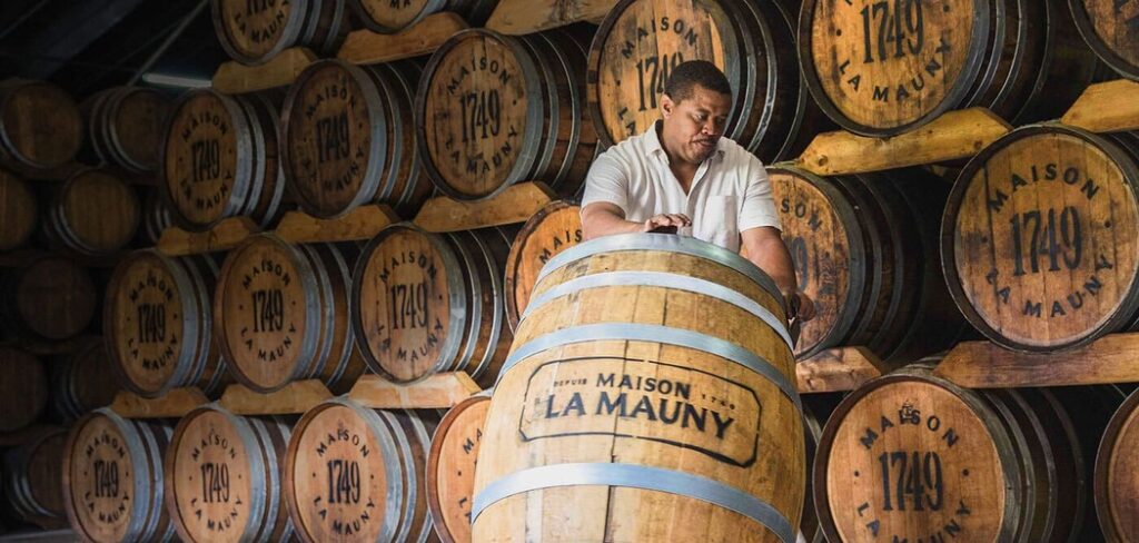 Maitre de chais déplaçant l'un des tonneaux de rhums de la distillerie la Mauny