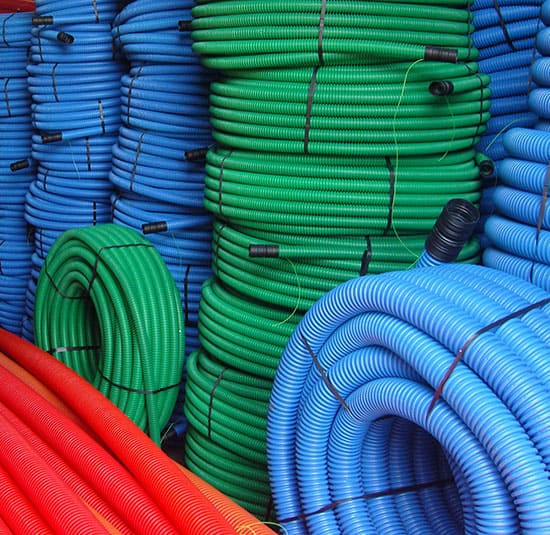Stock de tuyaux pvc rouge, bleu et vert