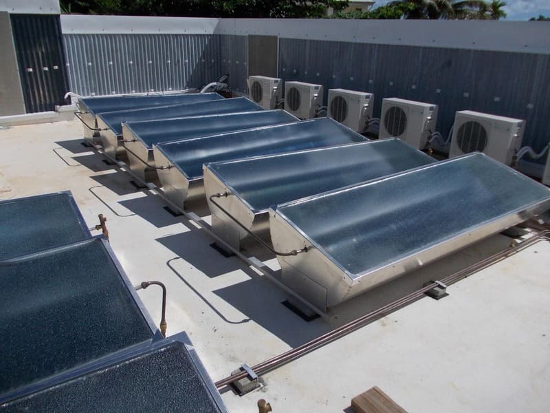 chauffe eau solaires sur le toit d'un immeuble