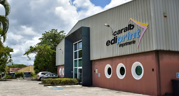 Vue extérieure de l'entrepôt et de l'enseigne de Caraib édiprint imprimerie