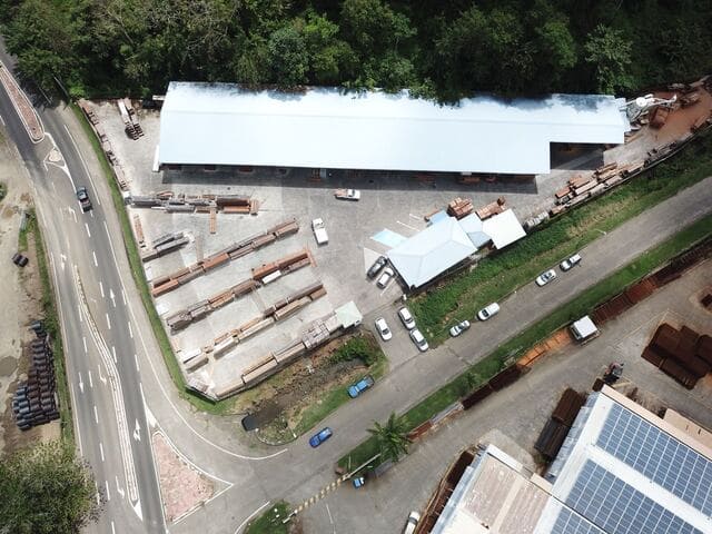 vue aérienne des entrepôts de la compagnie Bois caraibe