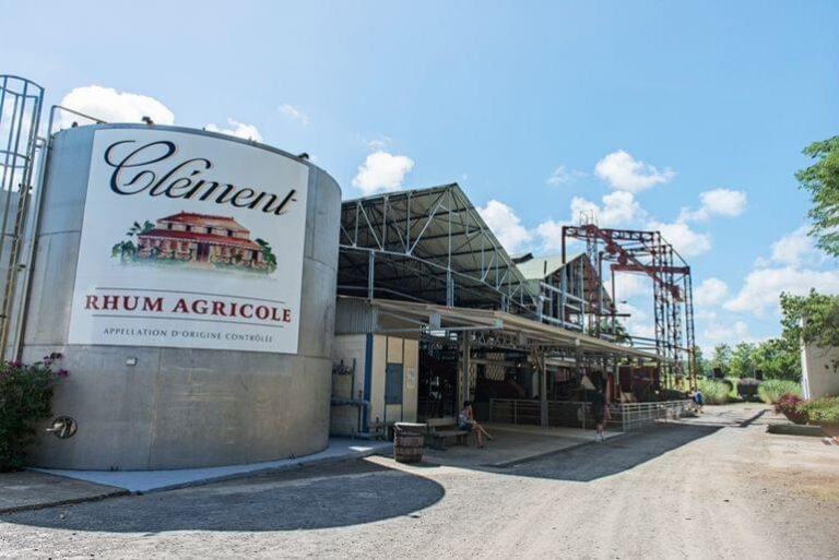 Vue extérieure Cuves et entrepôts de la Distillerie Clément