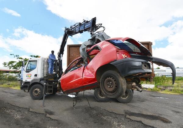 Camion grue soulevant une épave de voiture