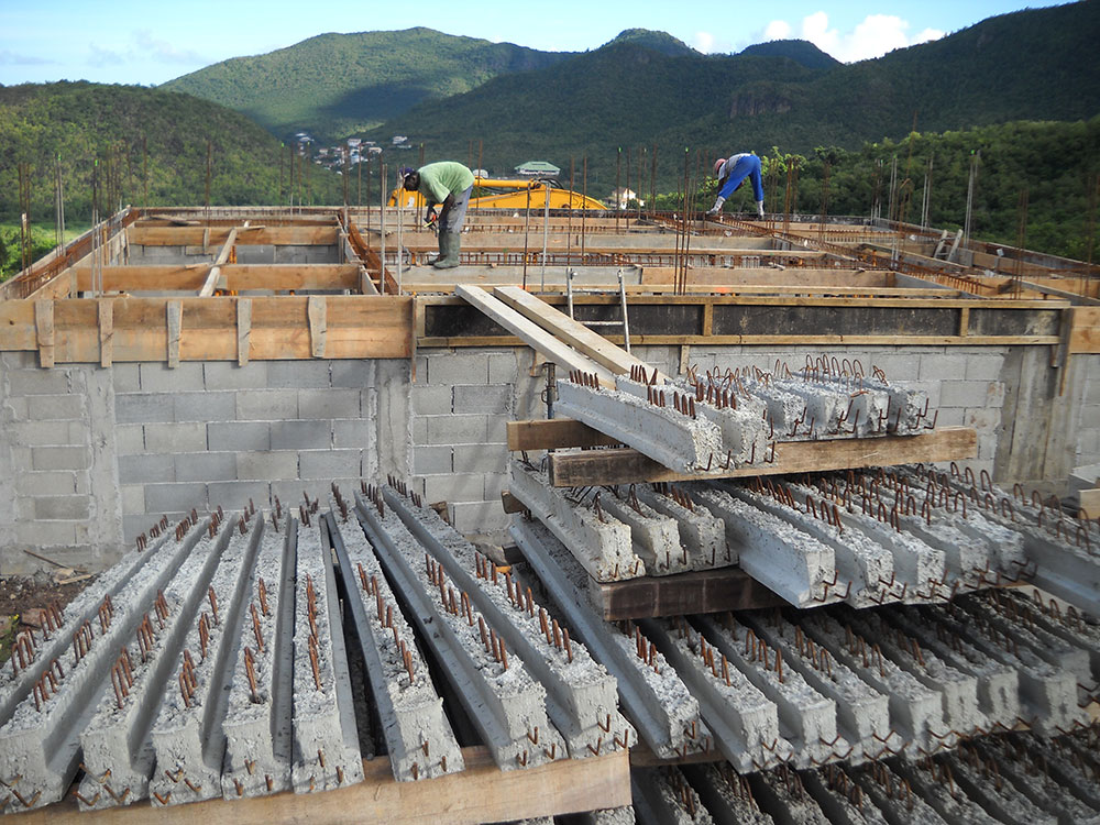 Chantiers de construction d'une maison avec parpaings et plancher béton