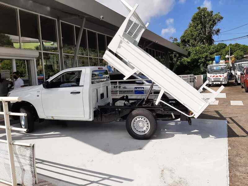 Benne rajoutée sur une voiture par les fabrications metalliques martinique