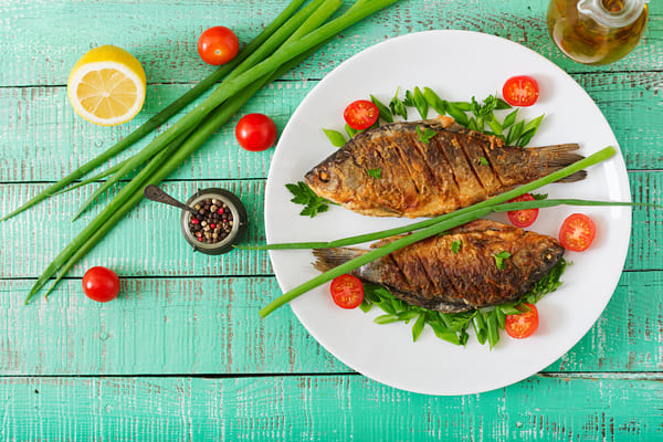 Assiette avec 2 poissons frits