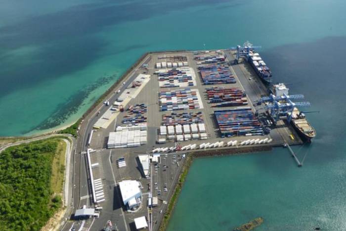 Vue aérienne du port de marchandises de Fort-de-France