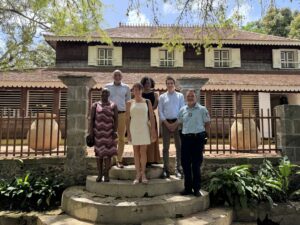 La délégation devant la maison principale du domaine